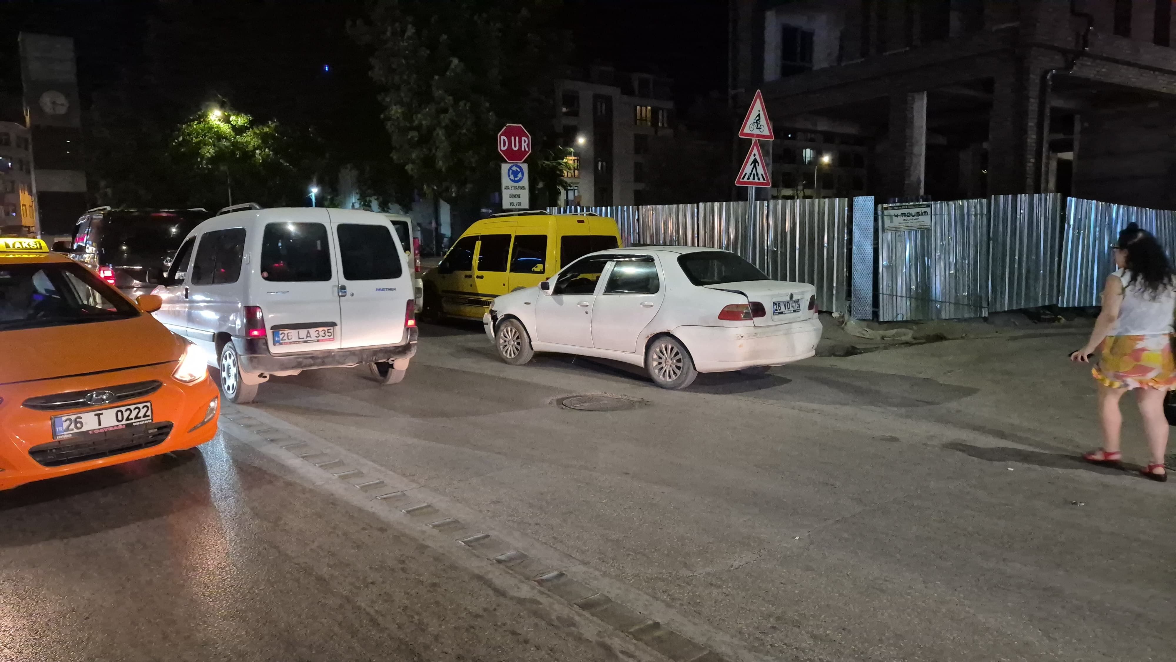 Yolcu Ucretlerini Sayarken Kaza Yaptigi Iddia Edildi Dolmus Duran Otomobile Carpti (3)