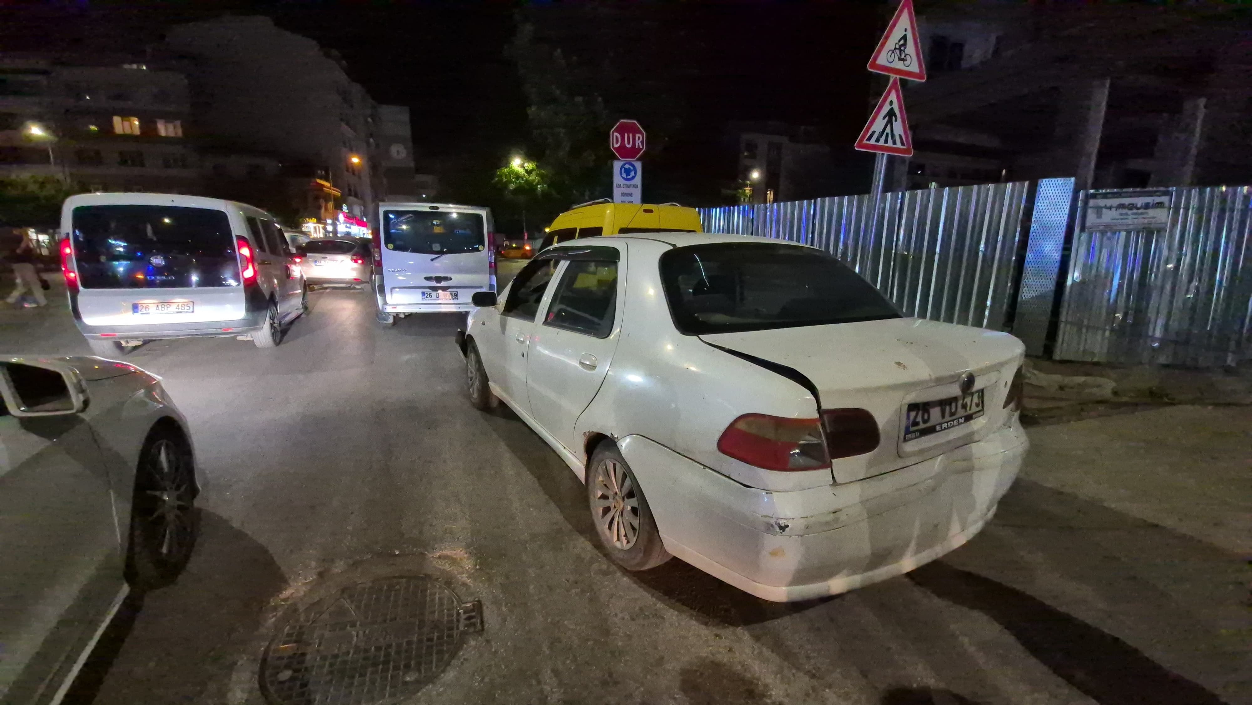 Yolcu Ucretlerini Sayarken Kaza Yaptigi Iddia Edildi Dolmus Duran Otomobile Carpti (4)