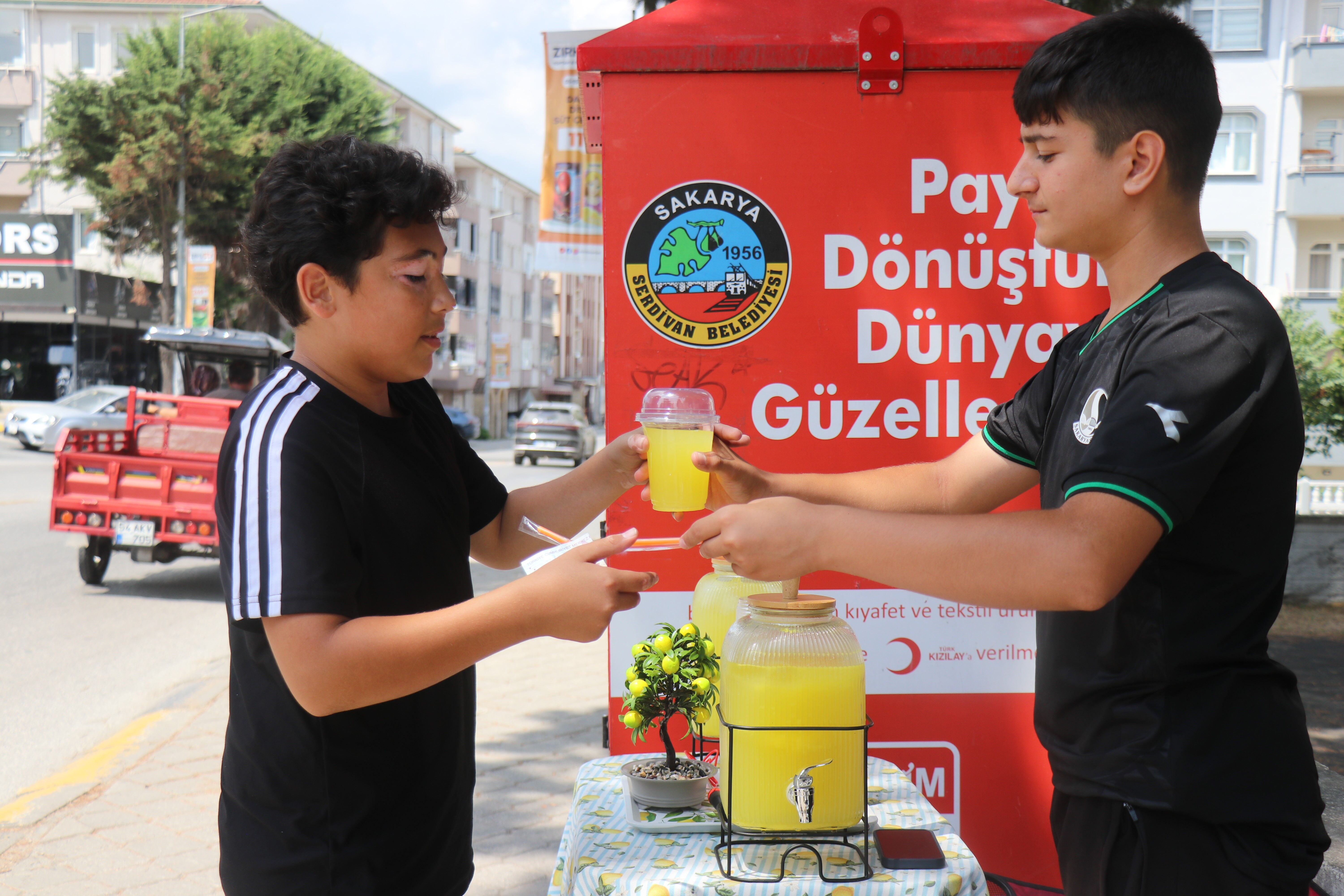 14 Yasinda Kendi Isini Kurdu Limonata Satarak Asgari Ucretin 3 Katini Kazandi (4)
