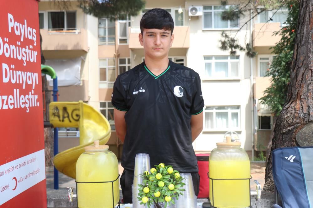 14 Yasinda Kendi Isini Kurdu Limonata Satarak Asgari Ucretin 3 Katini Kazandi (7)
