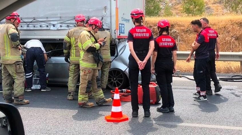 19 Yasindaki Surucuye Mezar Olan Kaza Otomobil Tirin Dorsesine Saplandi (1)-1