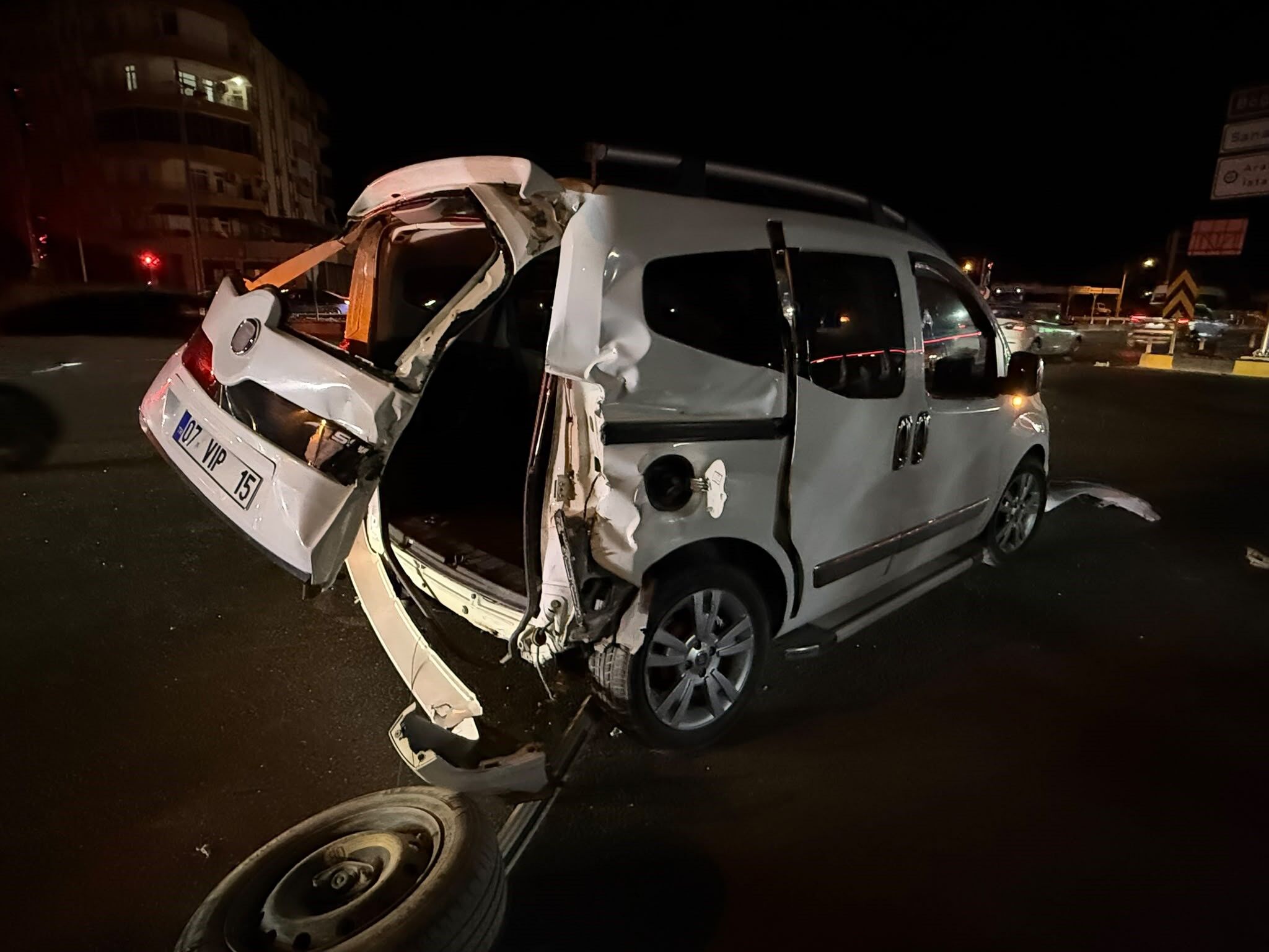 3 Arac Birbirine Girdi Kazaya Neden Olan Surucu Aracini Birakip Kacti (1)