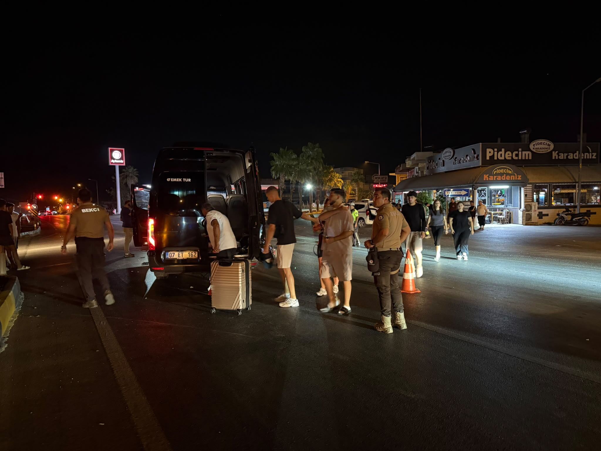 3 Arac Birbirine Girdi Kazaya Neden Olan Surucu Aracini Birakip Kacti (2)