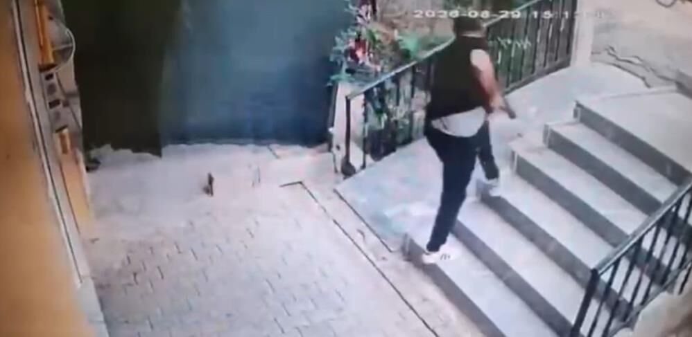 4 Yasindaki Cocuklarin Kavgasi Buyudu Tabancayi Cikarip Aileyi Tehdit Etti (2)