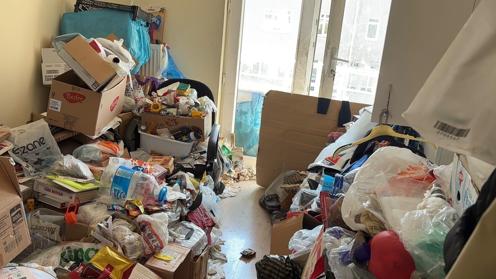 5 Yıldır Biriktiriyormuş! Emekli Profesörün Evlerinden Çıkanlar Şoke Etti (7)