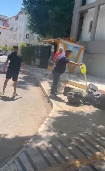 800 Bin Lira Ceza Yedi Isletme Sahibi Ses Sistemini Belediye Onunde Benzin Dokup Yakti (3)