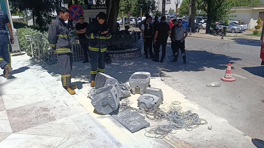 800 Bin Lira Ceza Yedi Isletme Sahibi Ses Sistemini Belediye Onunde Benzin Dokup Yakti (4)