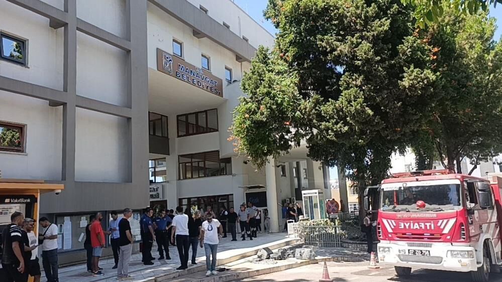 800 Bin Lira Ceza Yedi Isletme Sahibi Ses Sistemini Belediye Onunde Benzin Dokup Yakti (5)