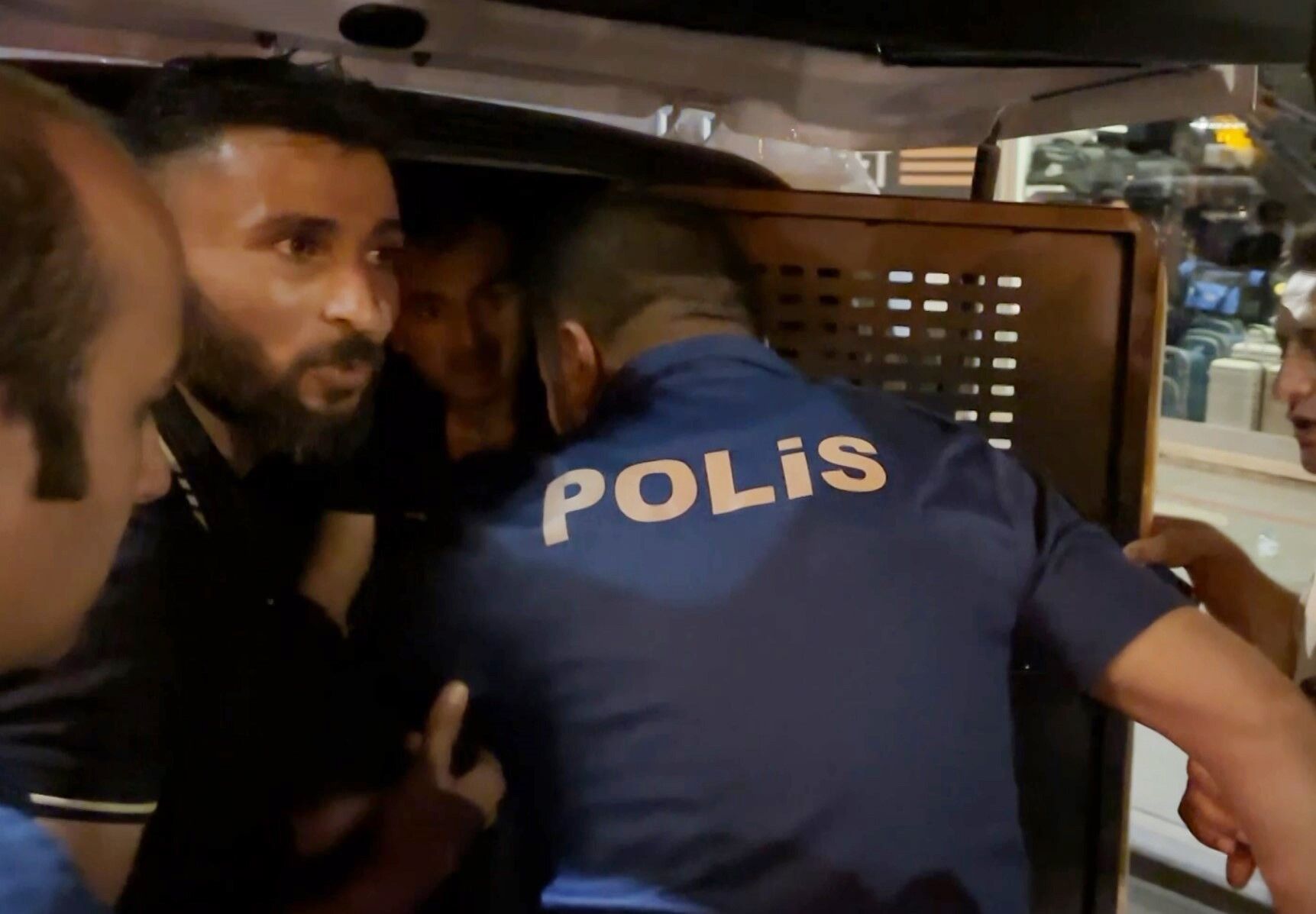 Aile Kavgasında Ilginç Gözaltı! Biri Direndi, Diğeri Oynayarak Gitti (2)