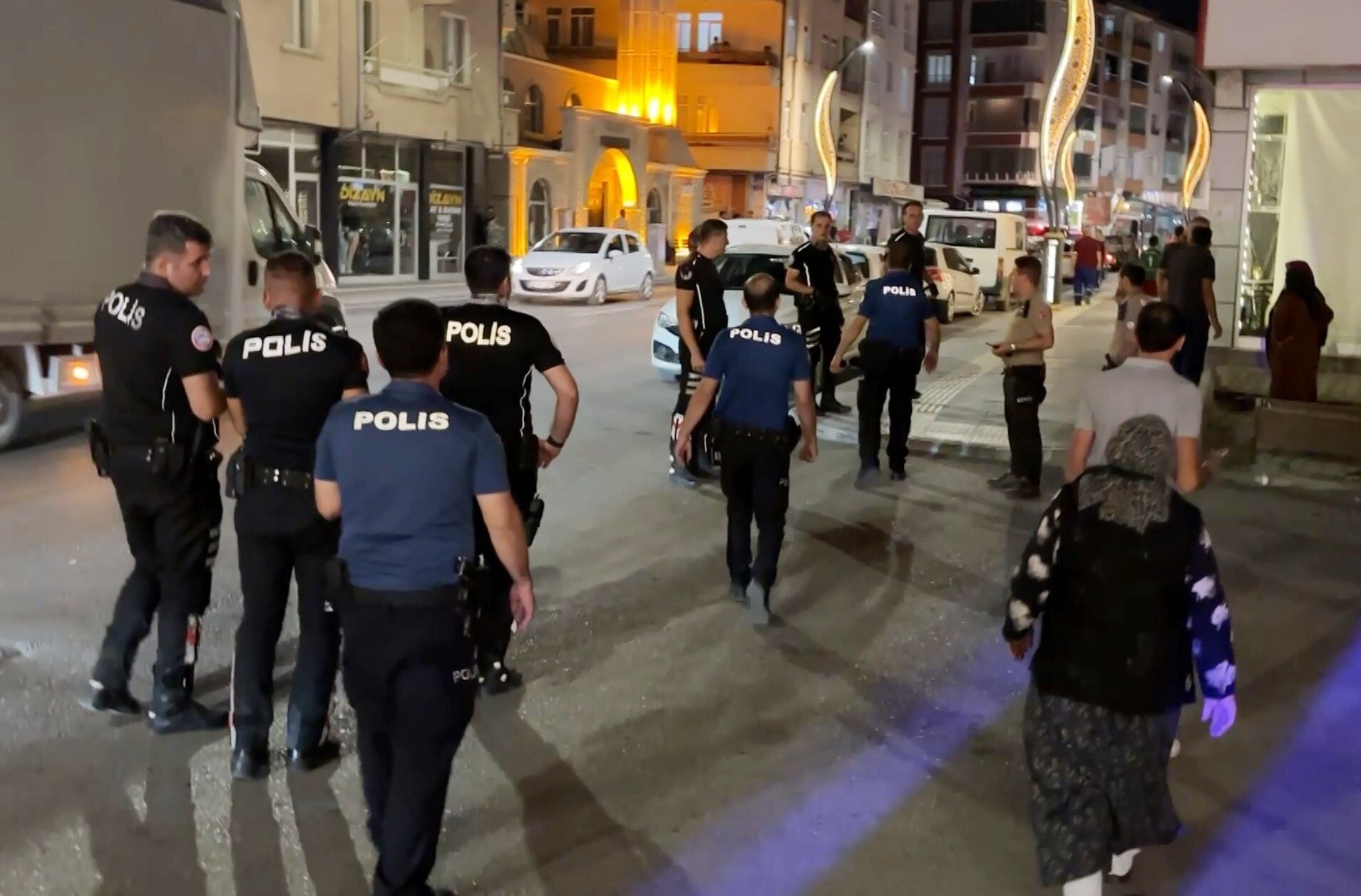 Aile Kavgasında Ilginç Gözaltı! Biri Direndi, Diğeri Oynayarak Gitti (3)