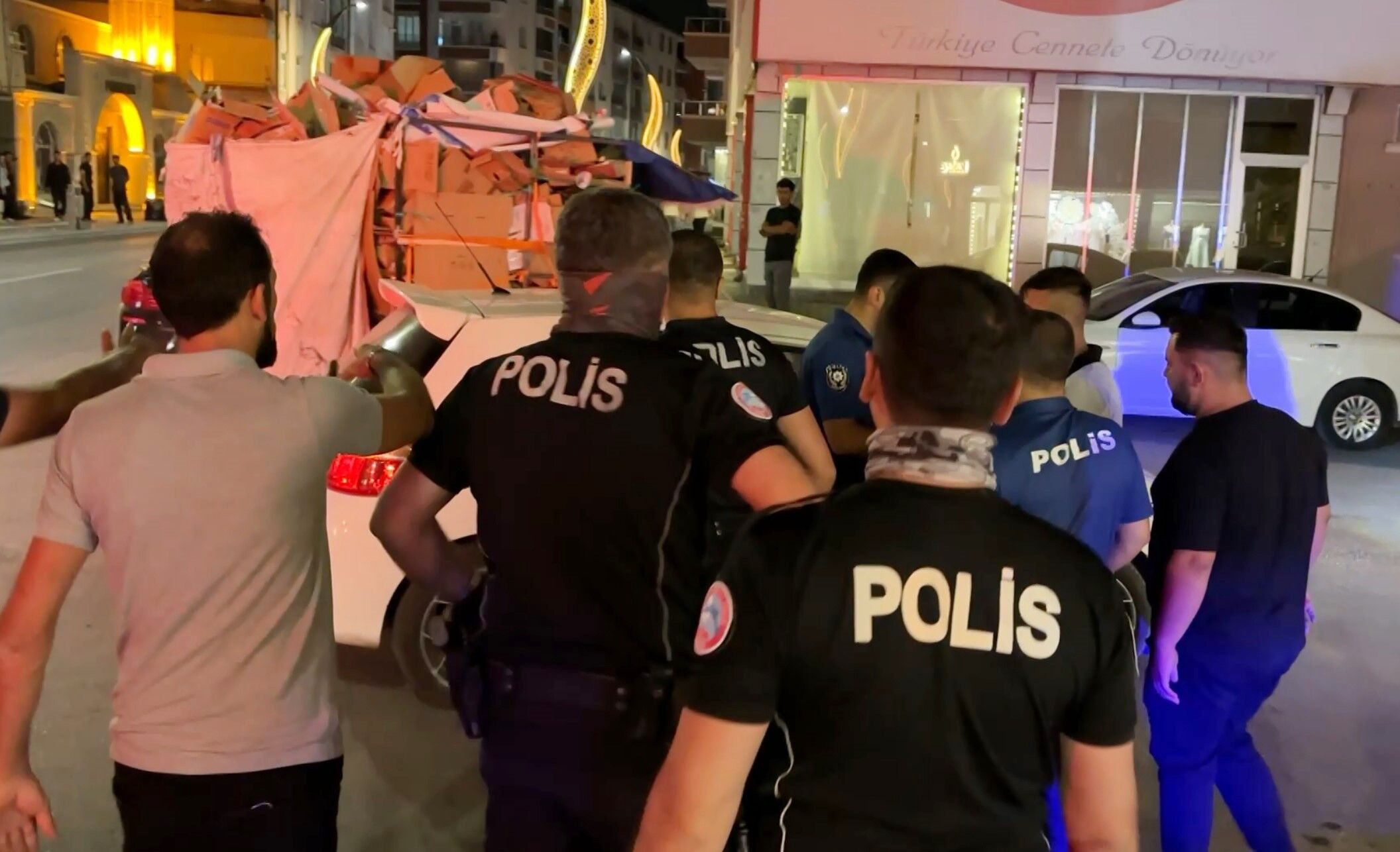 Aile Kavgasında Ilginç Gözaltı! Biri Direndi, Diğeri Oynayarak Gitti (4)