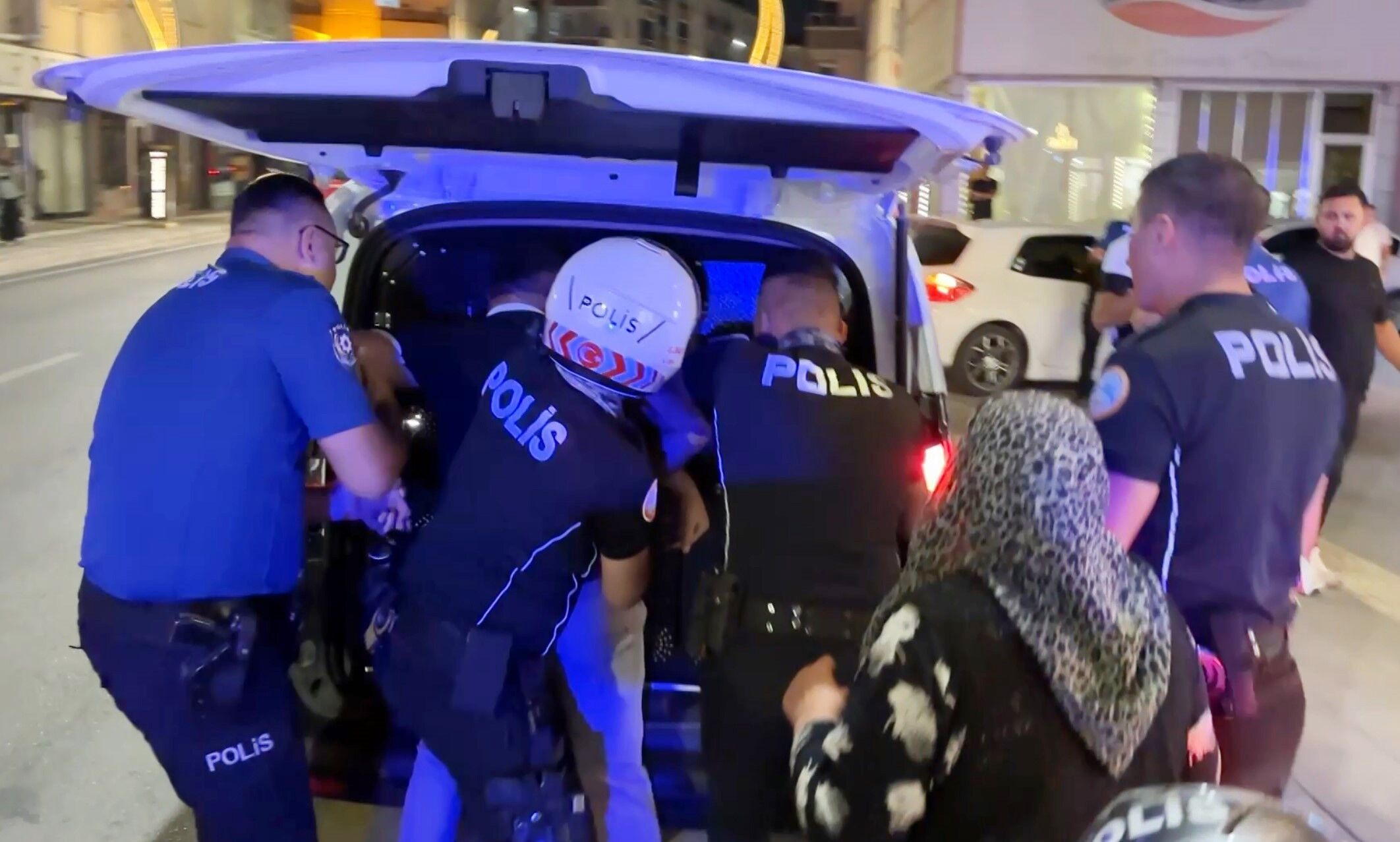 Aile Kavgasında Ilginç Gözaltı! Biri Direndi, Diğeri Oynayarak Gitti (5)