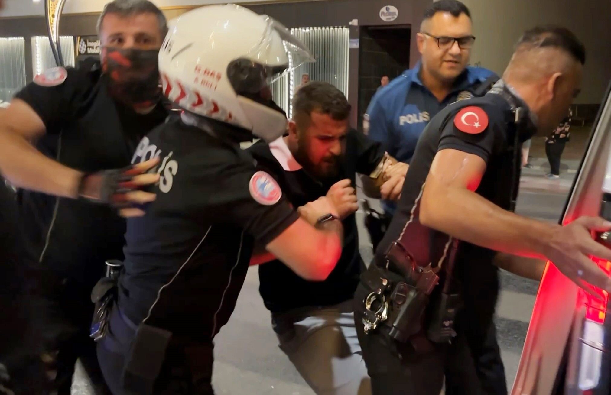 Aile Kavgasında Ilginç Gözaltı! Biri Direndi, Diğeri Oynayarak Gitti (6)
