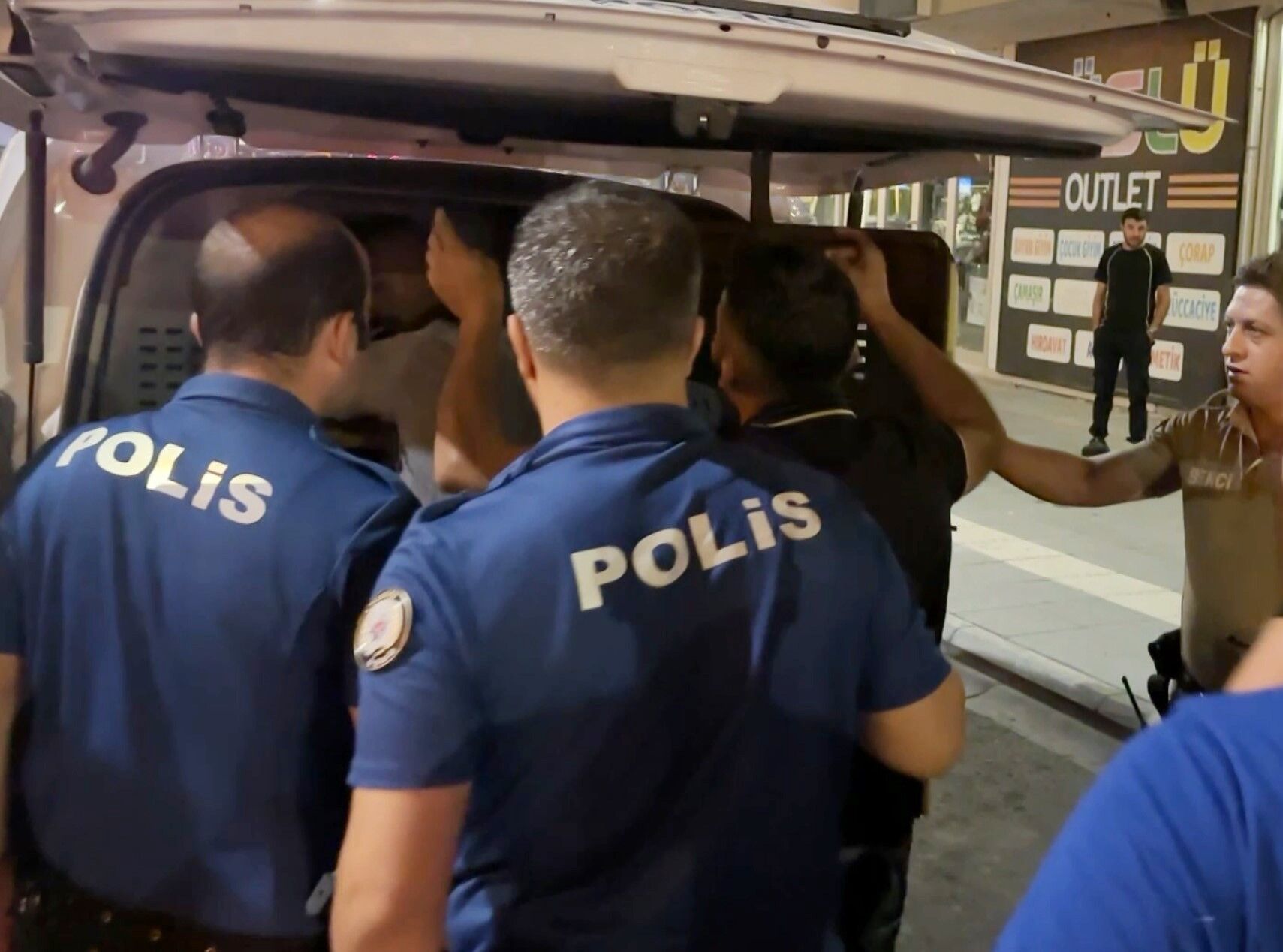 Aile Kavgasında Ilginç Gözaltı! Biri Direndi, Diğeri Oynayarak Gitti (7)