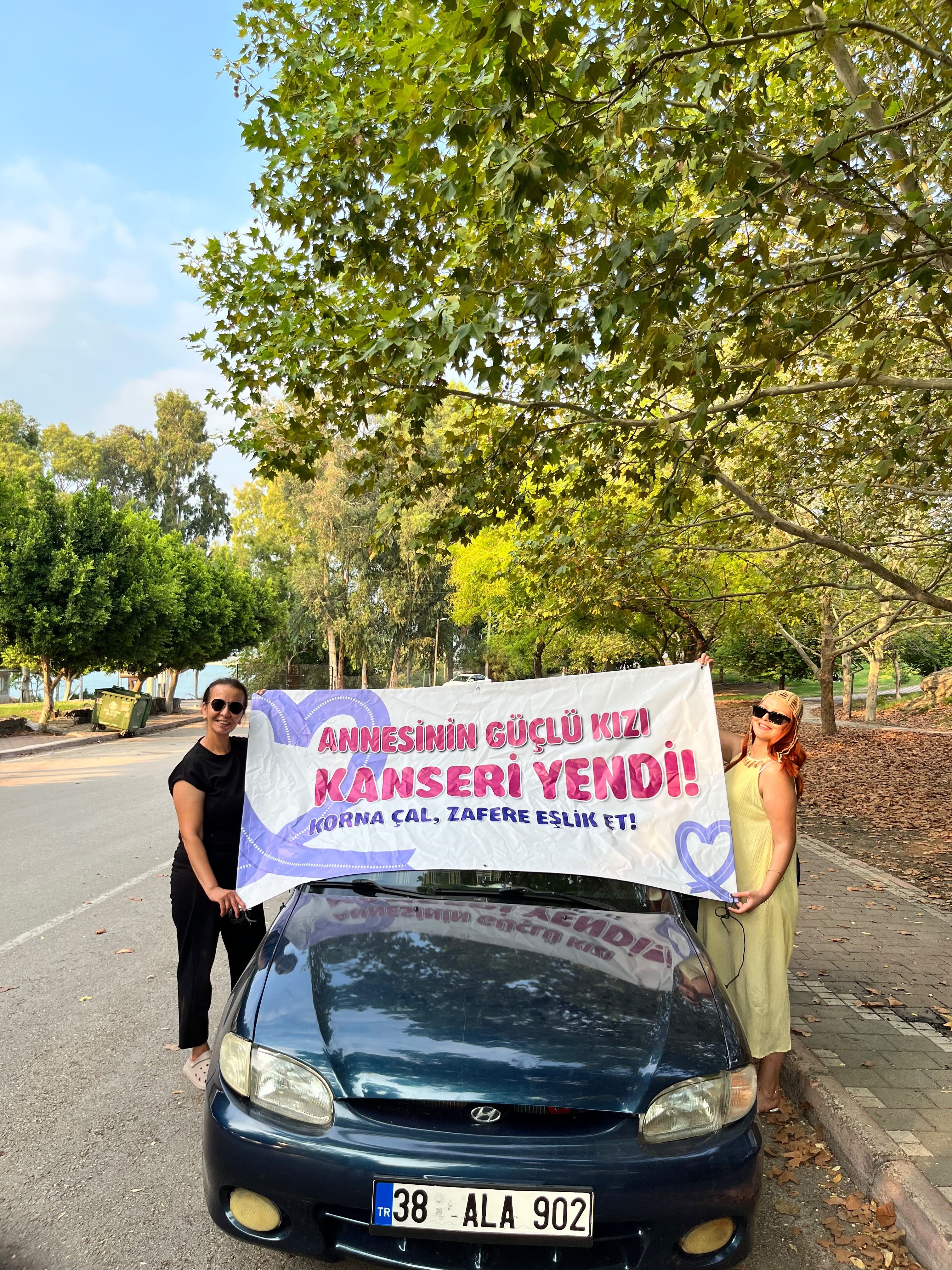Anne Kız Aynı Hastalığı Yendi! 24 Yaşındaki Hemşire Kanseri Konvoyla Kutladı (2)