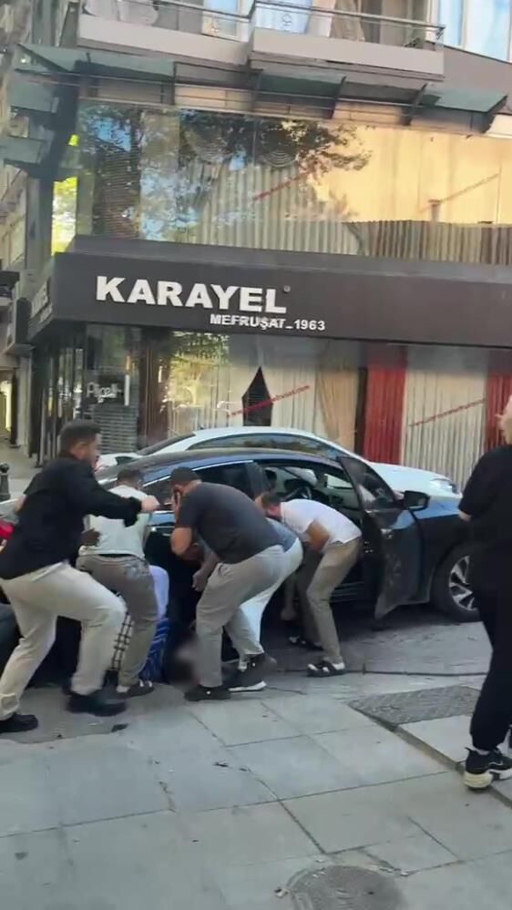Annesiyle Yolun Karsisina Geciyordu Otomobil Carpti Cocuk Aracin Altinda Kaldi (2)