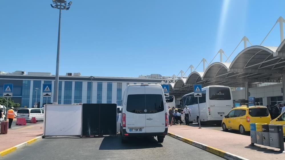 Antalya Havalimaninda Korkunc Cinayet Emekli Polis Kiz Arkadasini Oldurdu (2)