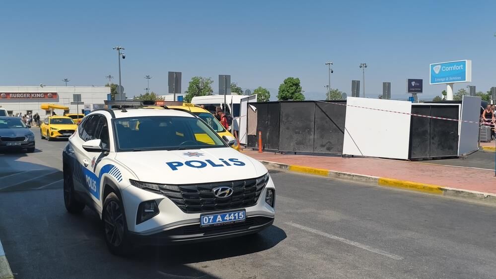 Antalya Havalimaninda Korkunc Cinayet Emekli Polis Kiz Arkadasini Oldurdu (3)