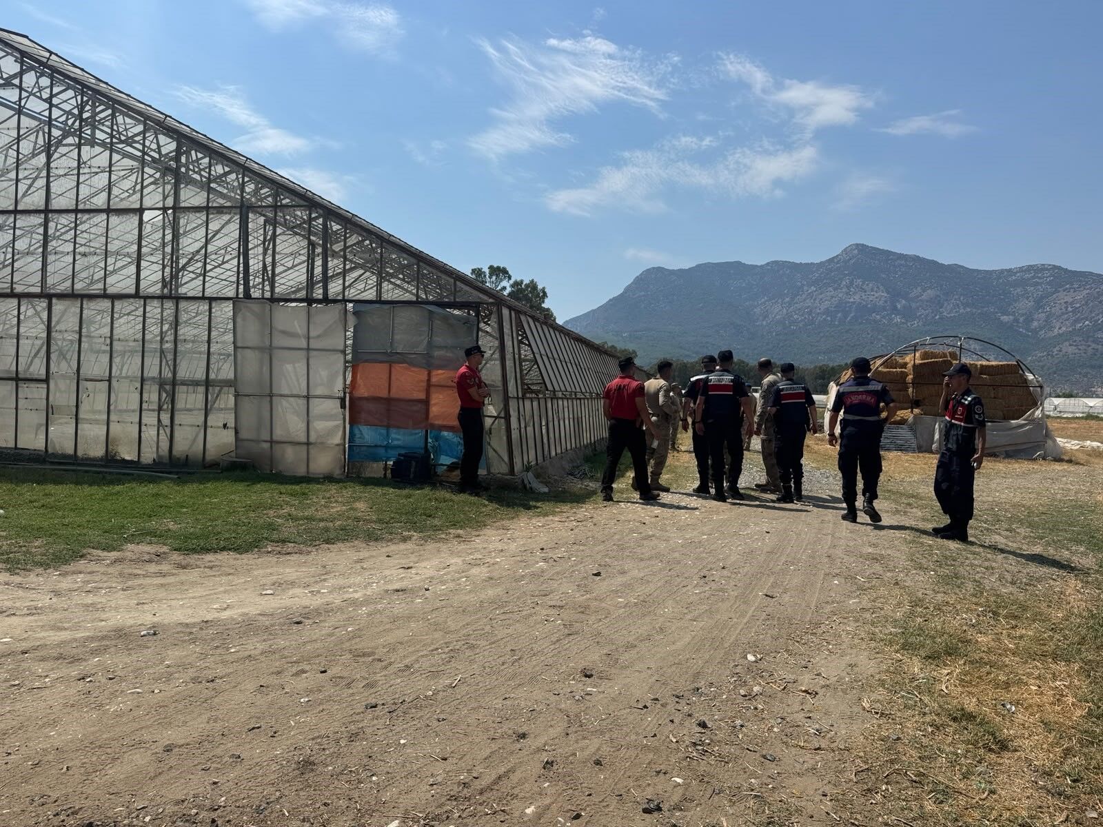 Arama Ekipleri Kokuyu Takip Etti Kayip Adamin Cansiz Bedeni Evinin Yanindaki Serada Ci (2)