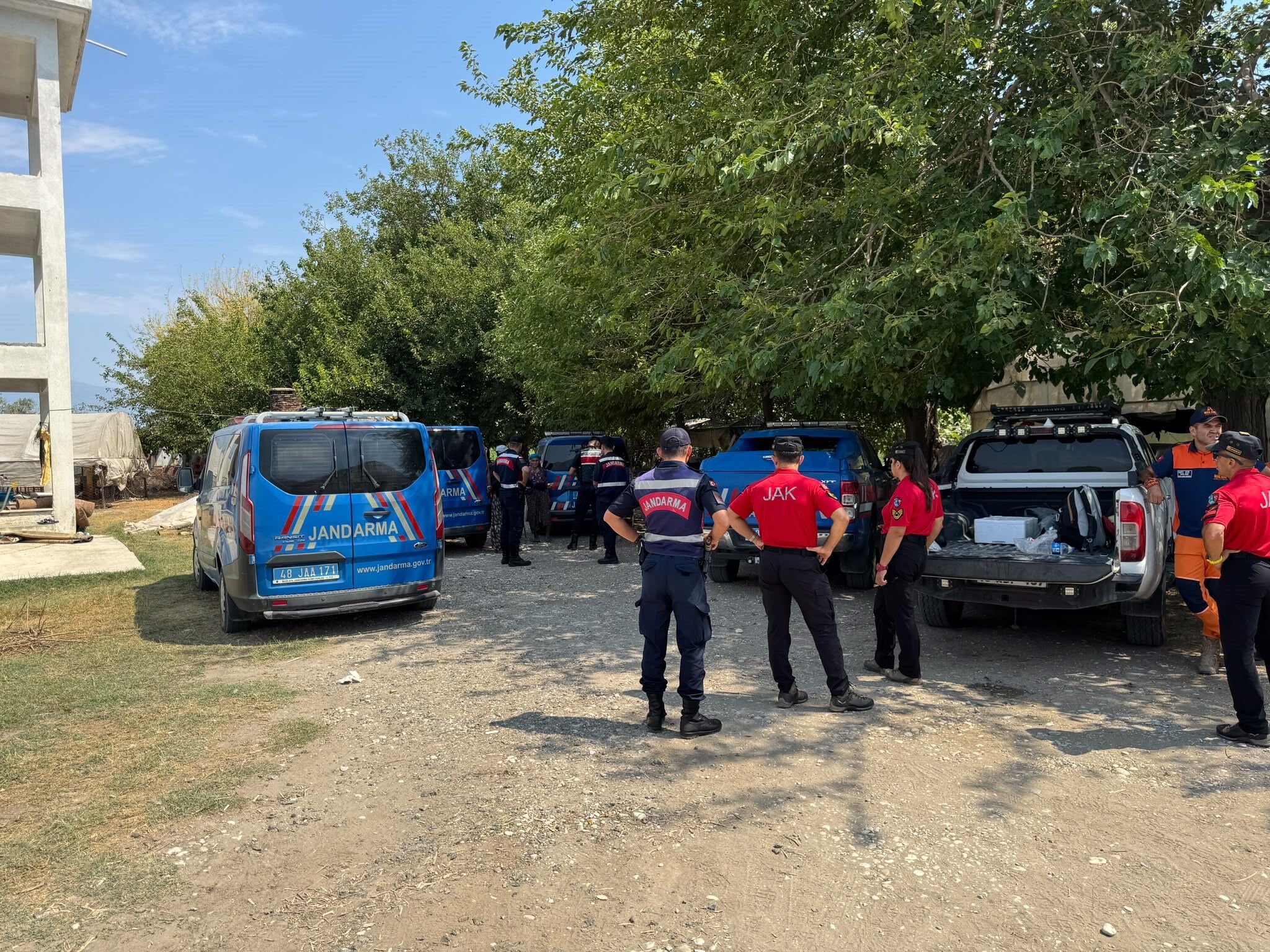 Arama Ekipleri Kokuyu Takip Etti Kayip Adamin Cansiz Bedeni Evinin Yanindaki Serada Ci (3)