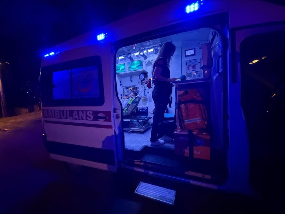 Asansor Bir Kat Asagi Kaydi Icindeki Adam Korkudan Bayildi (2)