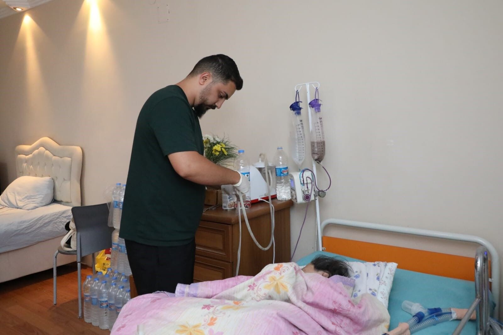 Aşçılığı Bıraktı, Hayatını Annesine Adadı 3 Yıldır Başından Ayrılmıyor (2)