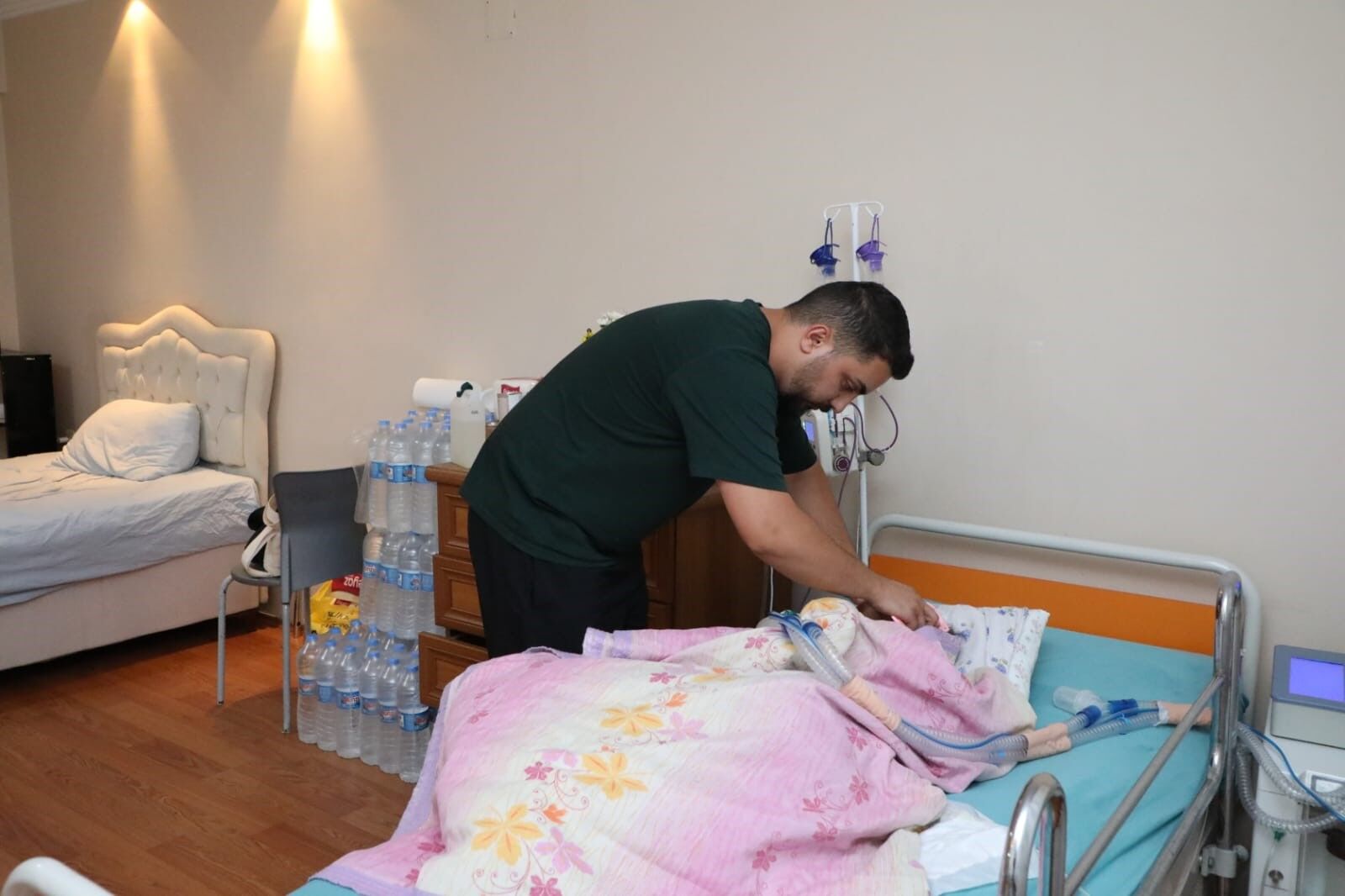 Aşçılığı Bıraktı, Hayatını Annesine Adadı 3 Yıldır Başından Ayrılmıyor (3)