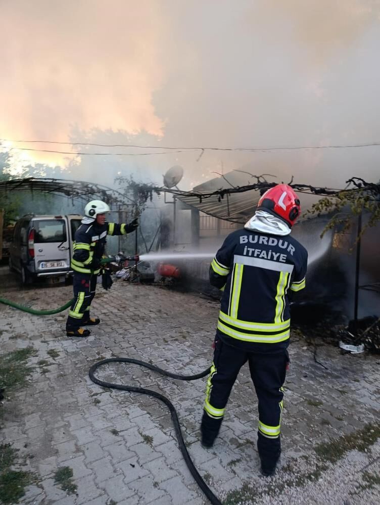 Bag Evinde Korkutan Yangin Ev Kule Dondu Otomobil Zarar Gordu (2)