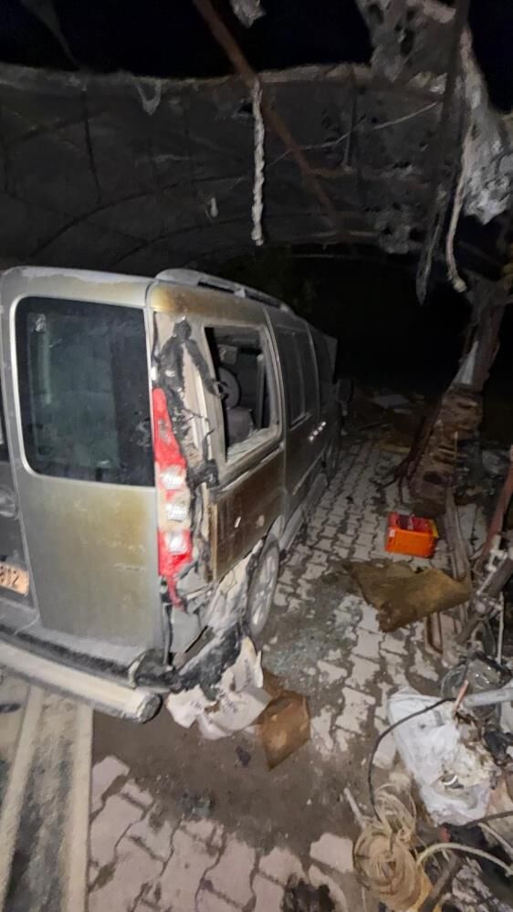 Bag Evinde Korkutan Yangin Ev Kule Dondu Otomobil Zarar Gordu (3)