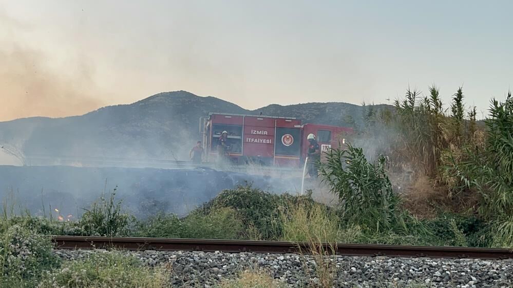 Bayindirda Korkutan Yangin Ekipler Seferber Oldu Trafik Icin Onlem Alindi (1)