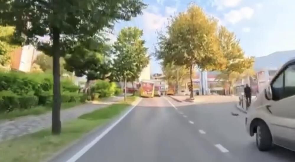 Bir Anda Kontrolden Cikti Halk Otobusunun Direge Carptigi Anlar Kamerada (2)
