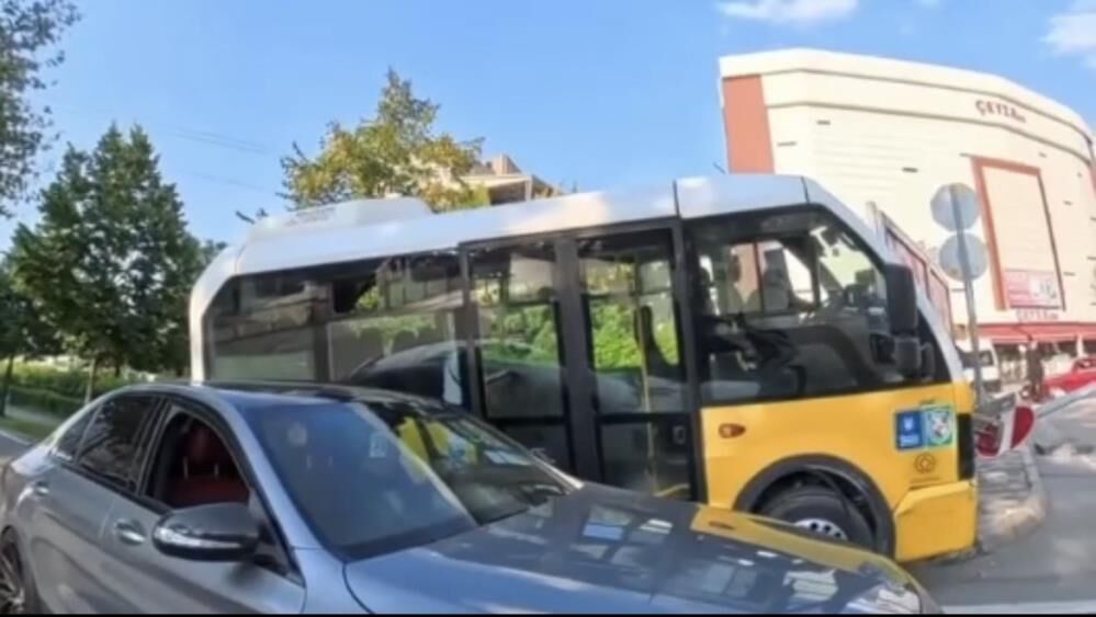 Bir Anda Kontrolden Cikti Halk Otobusunun Direge Carptigi Anlar Kamerada (3)