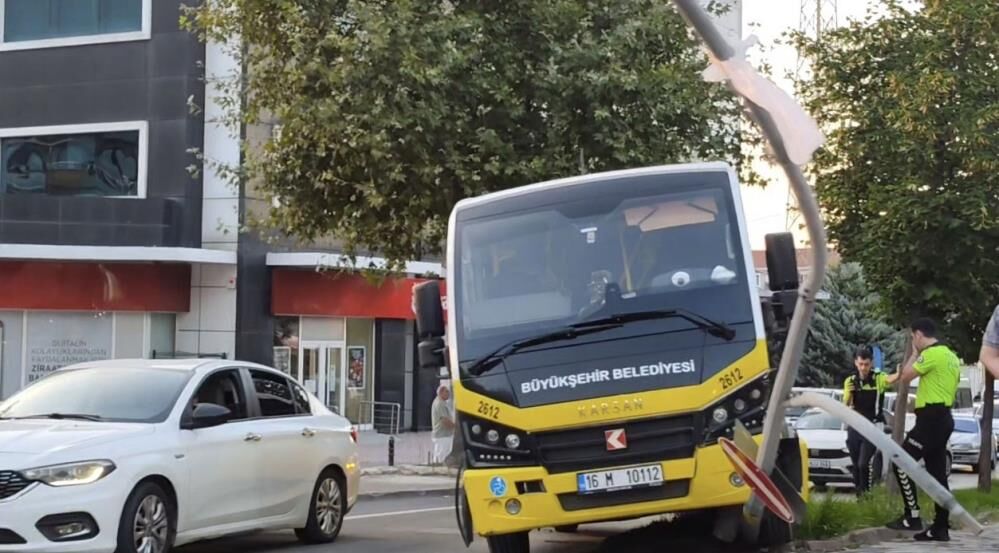 Bir Anda Kontrolden Cikti Halk Otobusunun Direge Carptigi Anlar Kamerada (4)