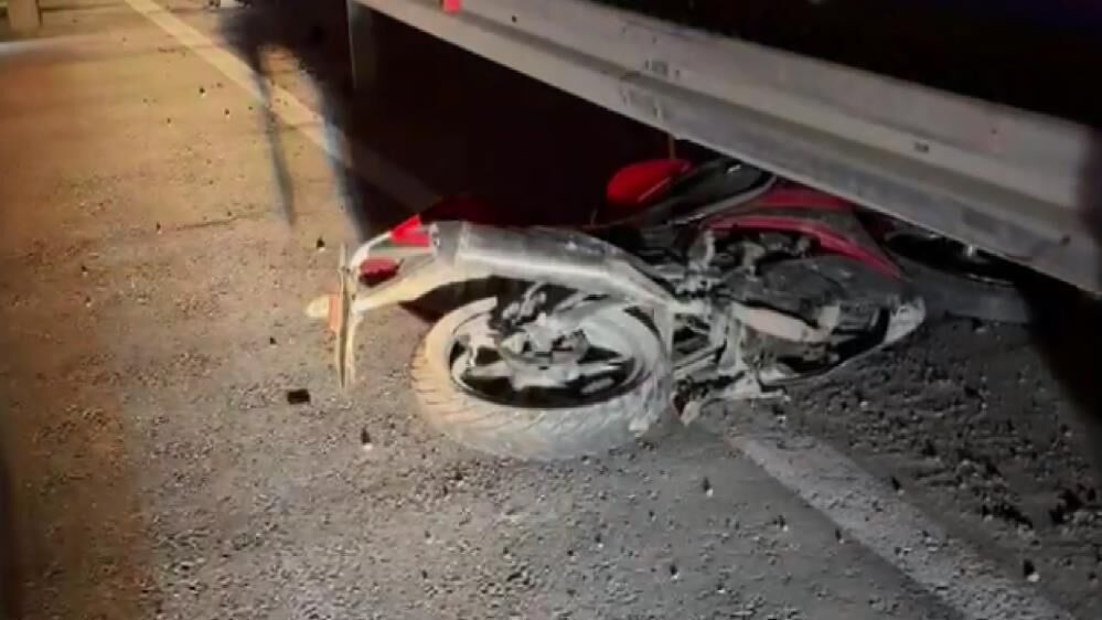 Bir Anda Kontrolden Cikti Motosiklet Bariyere Carpti Surucu Agir Yaralandi (4)