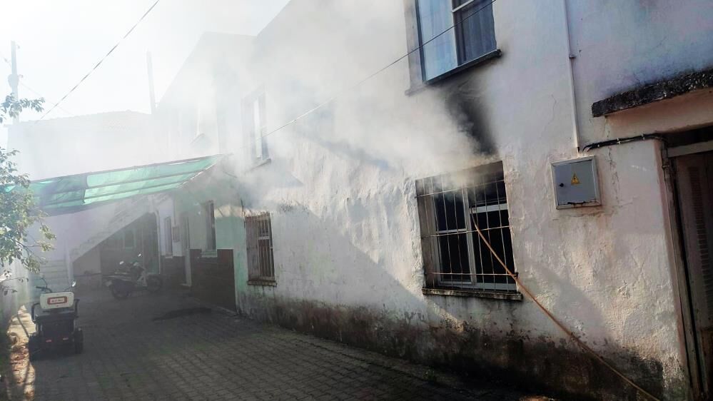 Bir Anlik Unutkanlik Yangina Neden Oldu Acik Kalan Utu Evi Dumana Bogdu (2)