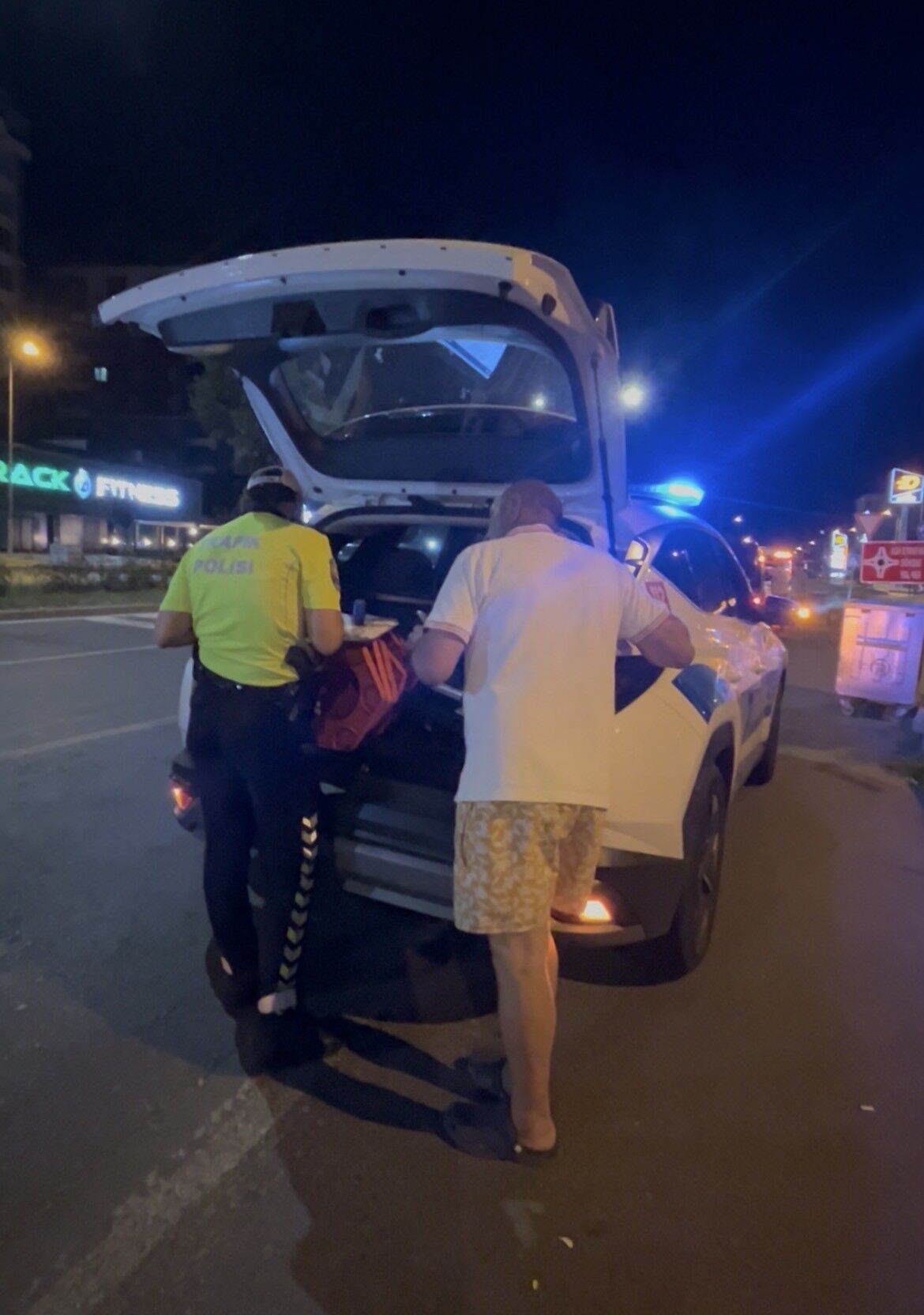 “Bomba Gibiyim” Dedi! Alkollü Ve Ehliyetsiz Sürücünün Rahat Tavırları Dikkat Çekti (1)