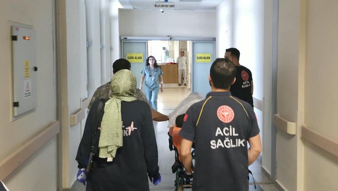 Böylesi Görülmedi! Sinir Krizi Geçirip, Kendini Bıçakladı (2)