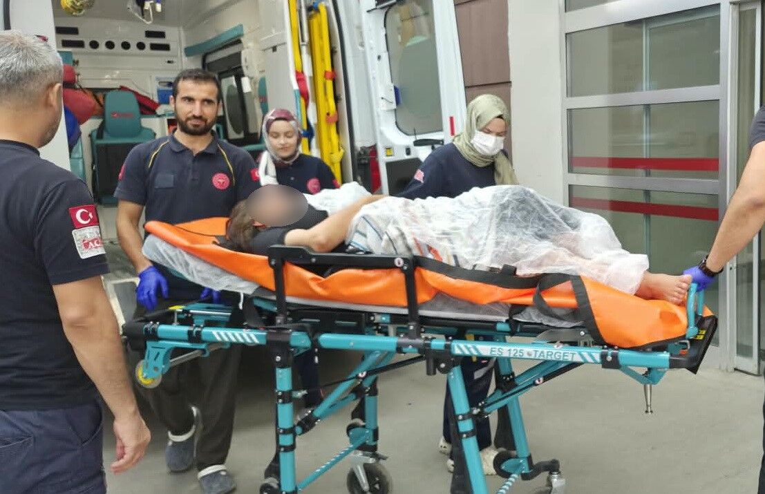 Böylesi Görülmedi! Sinir Krizi Geçirip, Kendini Bıçakladı (3)
