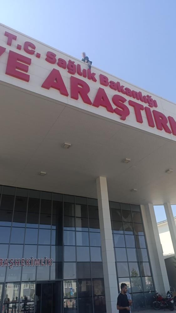 “Bütün Gazeteciler Gelsin” Dedi! Çatıdan “Karpuz Keselim” Denilerek Indirildi (2)