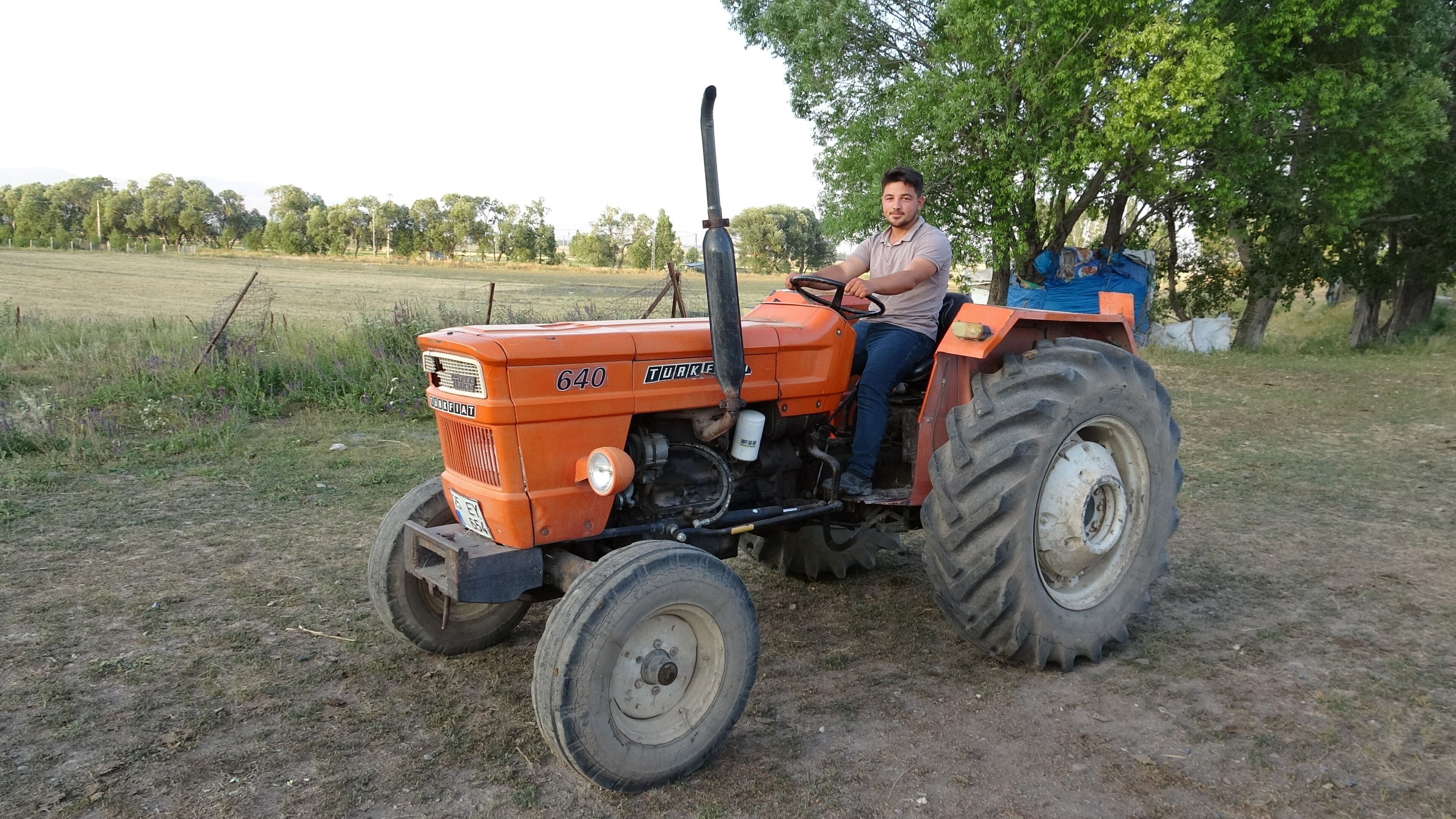 Cay Sohbeti Iddiaya Donustu Koyde Traktorler 100 Metre Icin Yaristi (2)