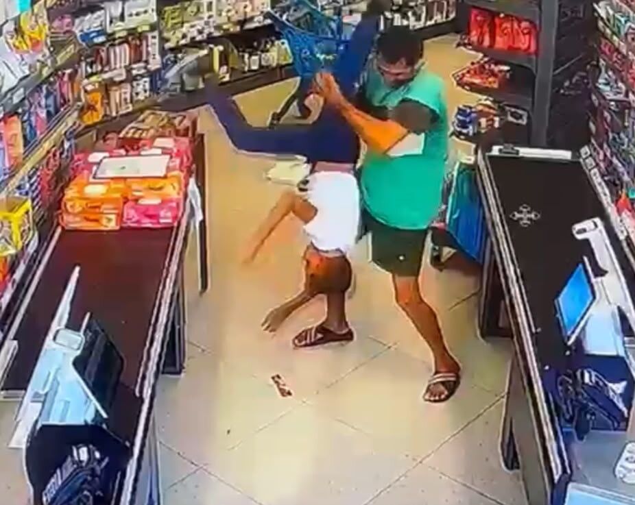 Cocugu Yere Vura Vura Darp Etti Dehset Anlari Kamerada Supheli Yakalandi (4)