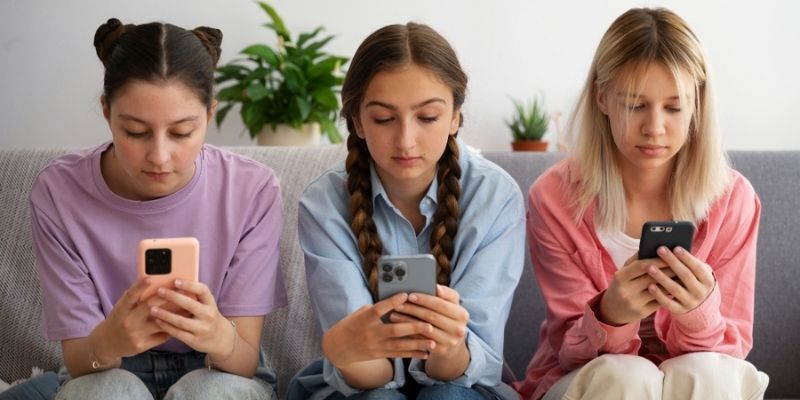 Cocuklar Ve Gencler Icin Ekran Alarmi Uzmandan Dikkat Ceken Telefon Onerisi (1)-1