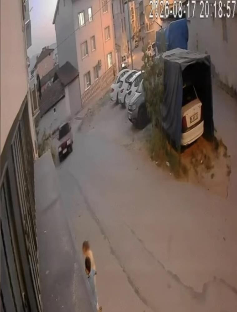 Cocuklarin Yaninda Dehset Drift Yaparak Sokaga Girdi (2)