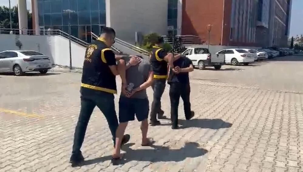 Depremzedelerin Bosalttigi Konteynerleri Soydular Caldiklari Esyalar Saskina Cevirdi (3)