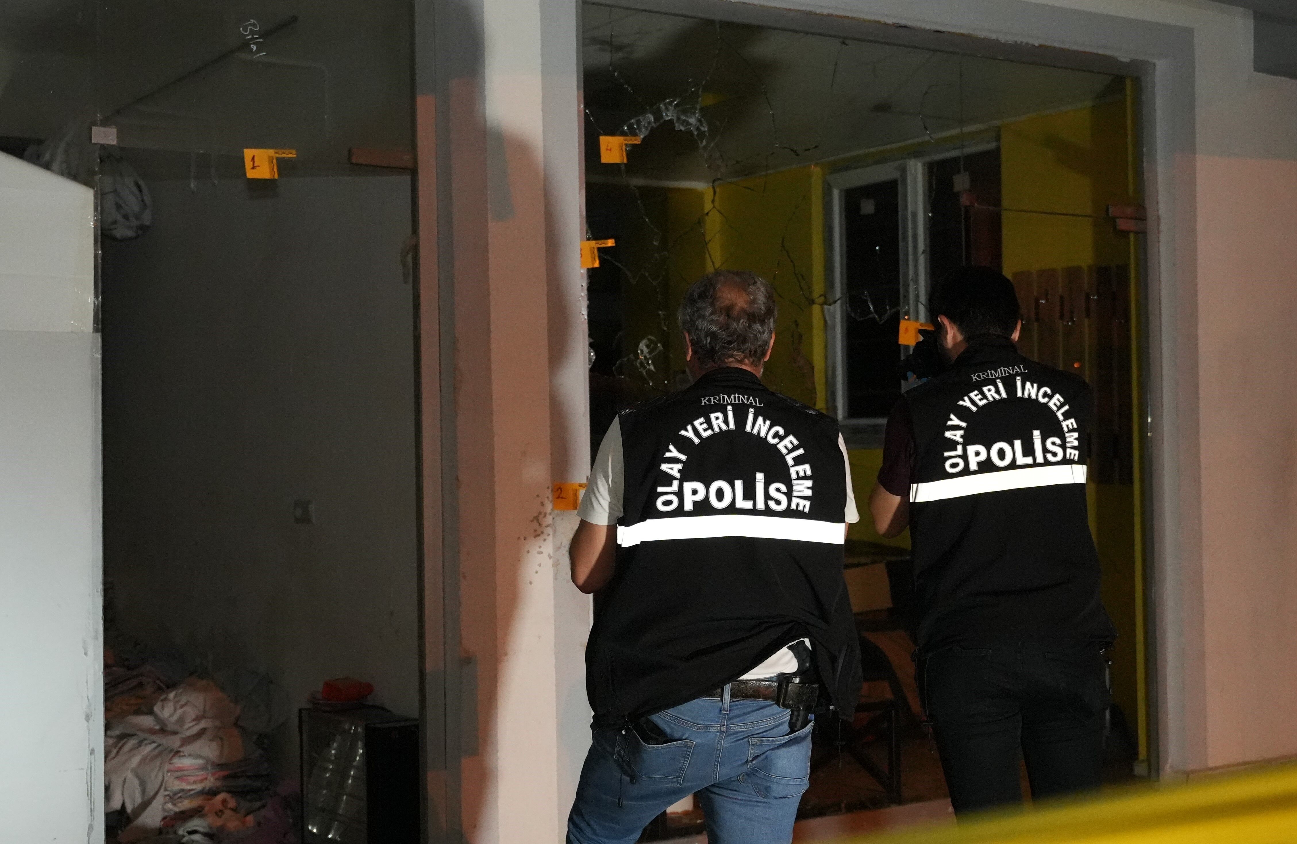 Erkek Kuaforune Kursun Yagmuru Kimsenin Iceride Olmamasi Faciayi Onledi (2)