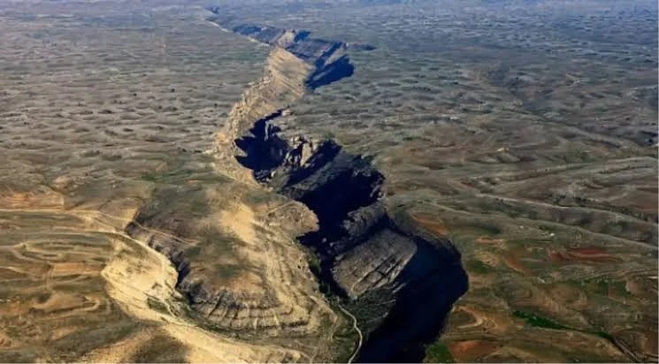 Erzincan Havzası Ile Karlıova Üçlü Eklem Bölgesinin Altında Iki Sığ Magma Rezervuarı (2)