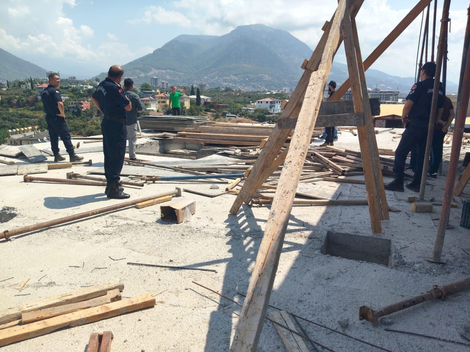 Esini Ve Kayinvalidesini Bicakladi Intihar Girisimini Canli Yayinladi (1)-1