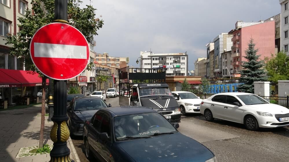 Esnafın Kendi Astığı Tabela Olay Oldu! Belediye Harekete Geçti (2)