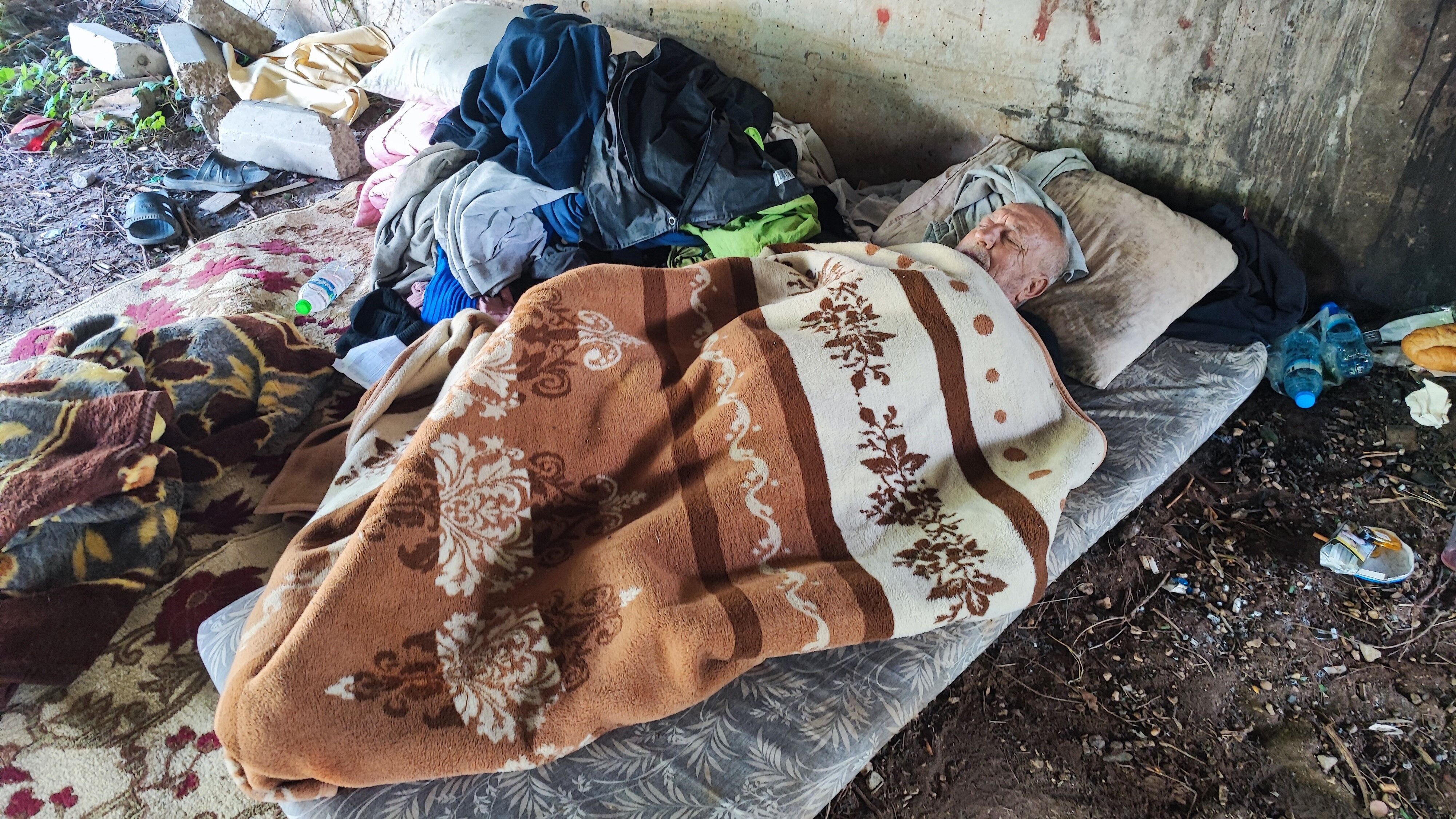 Evinden Cikarildiktan Sonra Kopru Altinda Yasam Mucadelesi Veriyordu Yasli Adam Olu Bu (2)