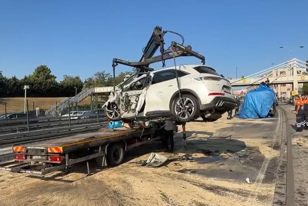 Feci Kaza Iett Otobusune Carpan Otomobilde 1I Polis 3 Kisi Hayatini Kaybetti (2)